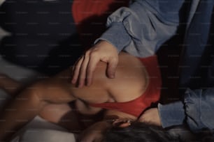 uma mulher em um biquíni vermelho deitado em uma cama
