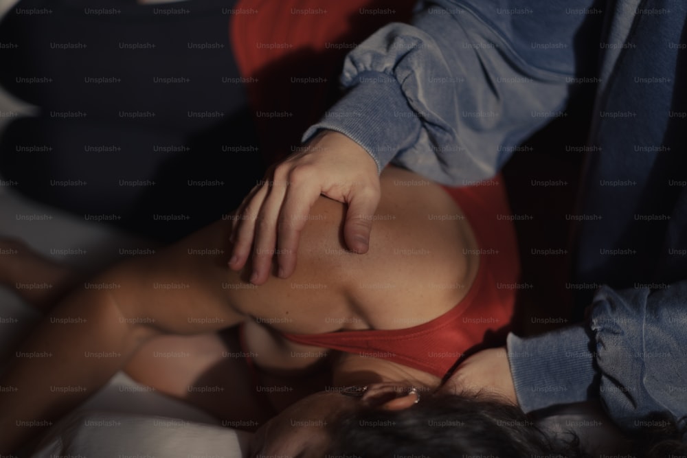 Eine Frau im roten Bikini liegt auf einem Bett