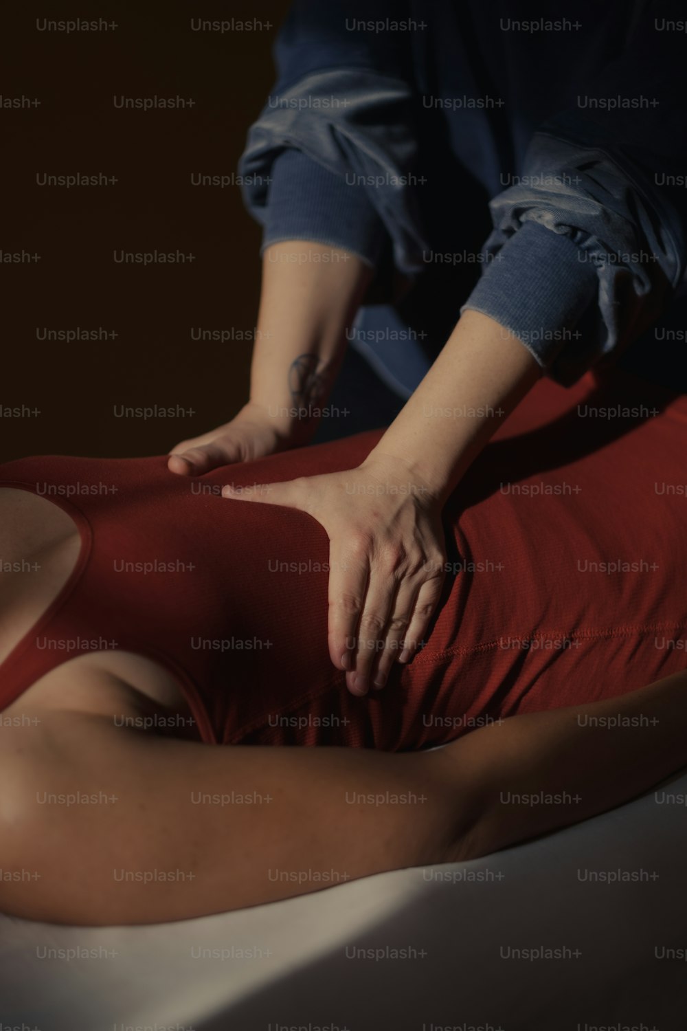Une femme se fait masser le dos dans un spa