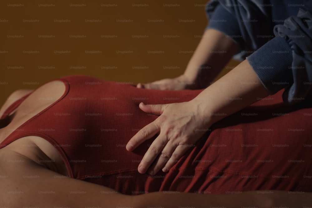 uma mulher recebendo uma massagem nas costas em um spa