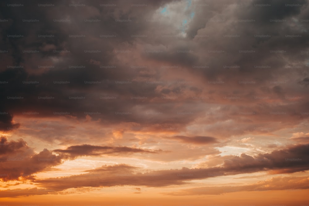 Ein Flugzeug, das bei Sonnenuntergang durch einen bewölkten Himmel fliegt