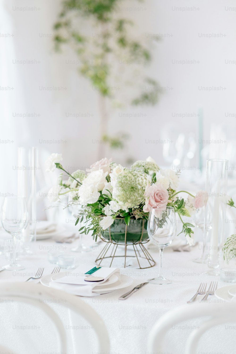 白とピンクの花と銀器のテーブル