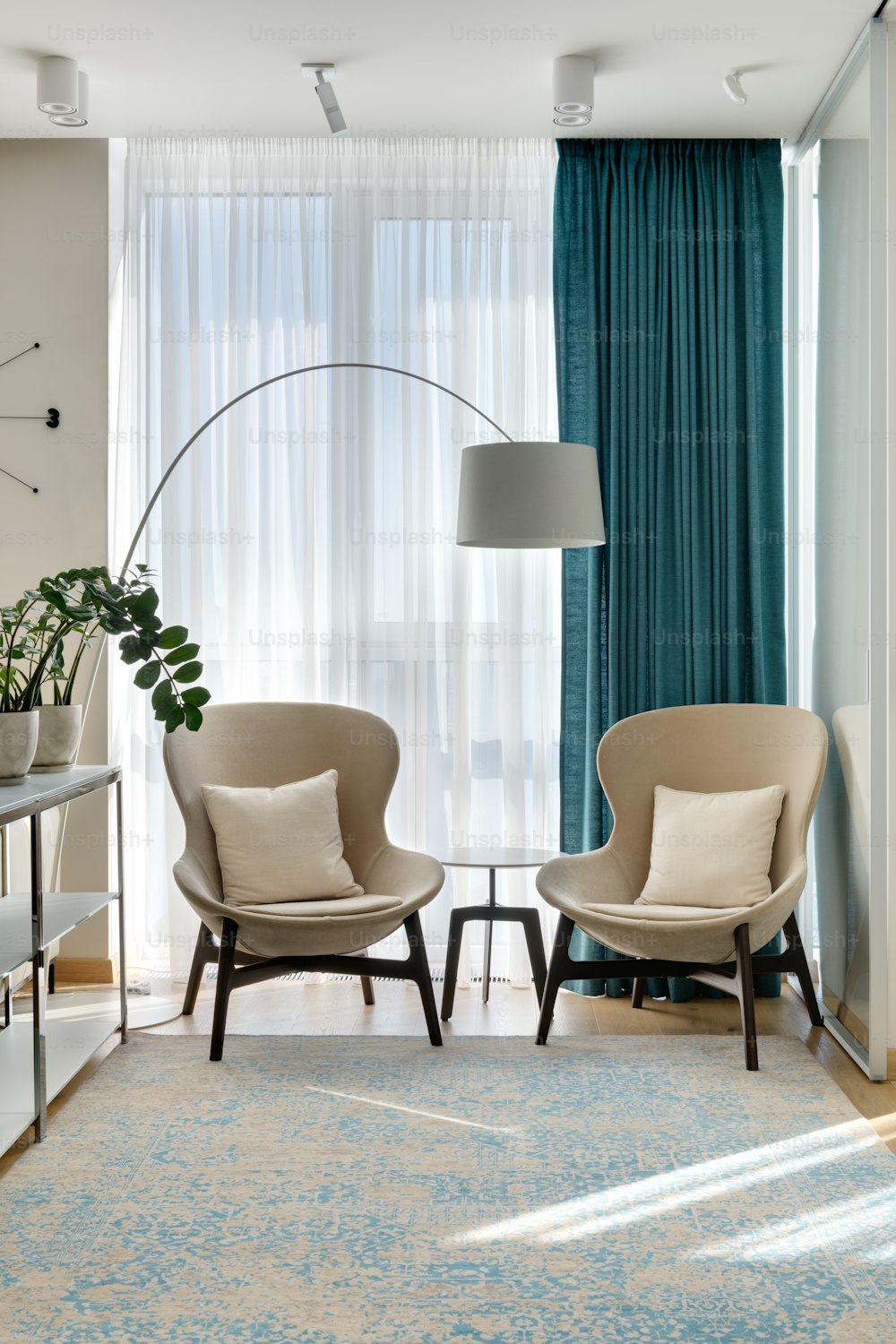 una sala de estar con dos sillas y una lámpara