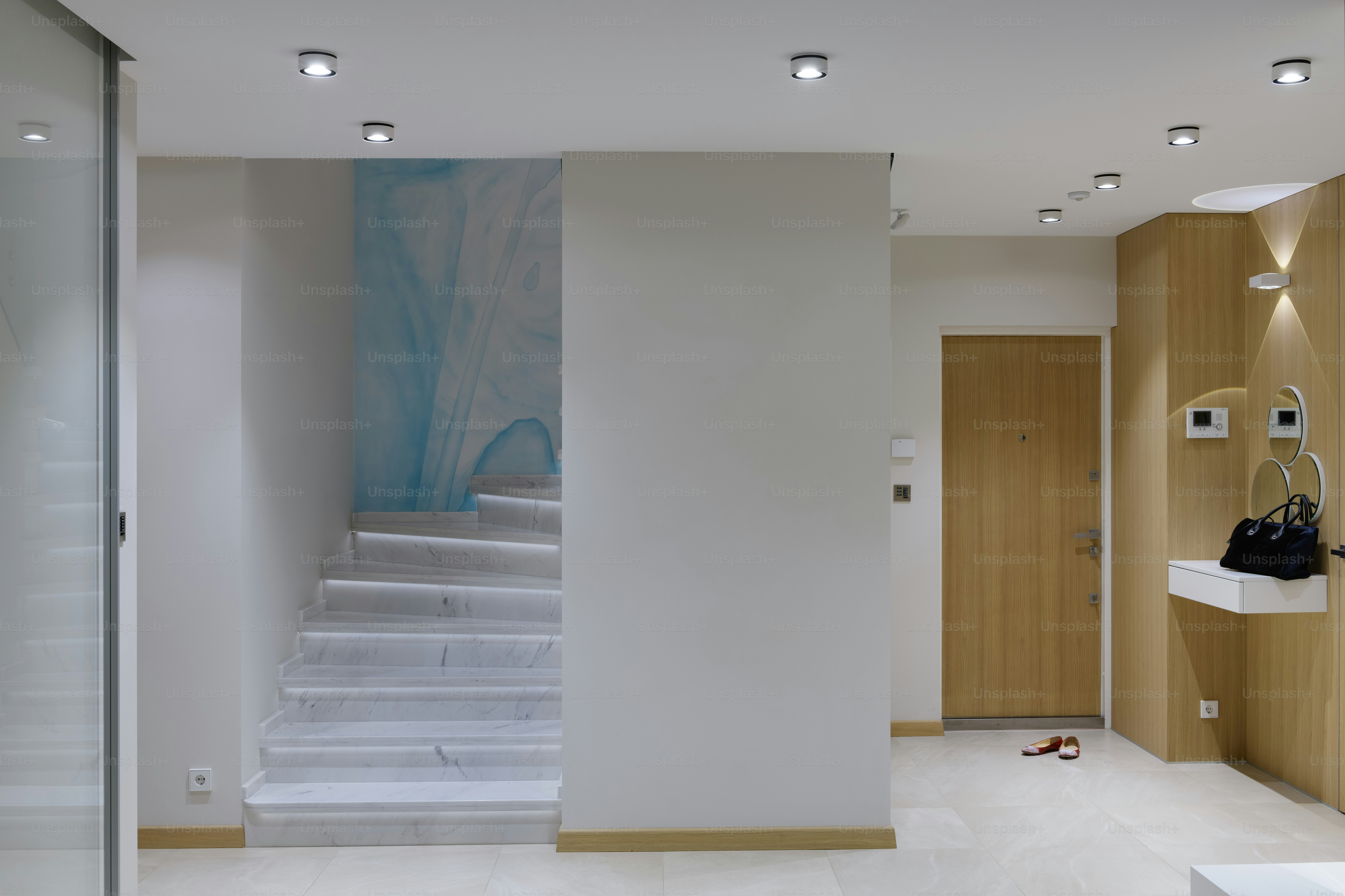 ein Zimmer mit einer Treppe und einer Handtasche auf dem Boden