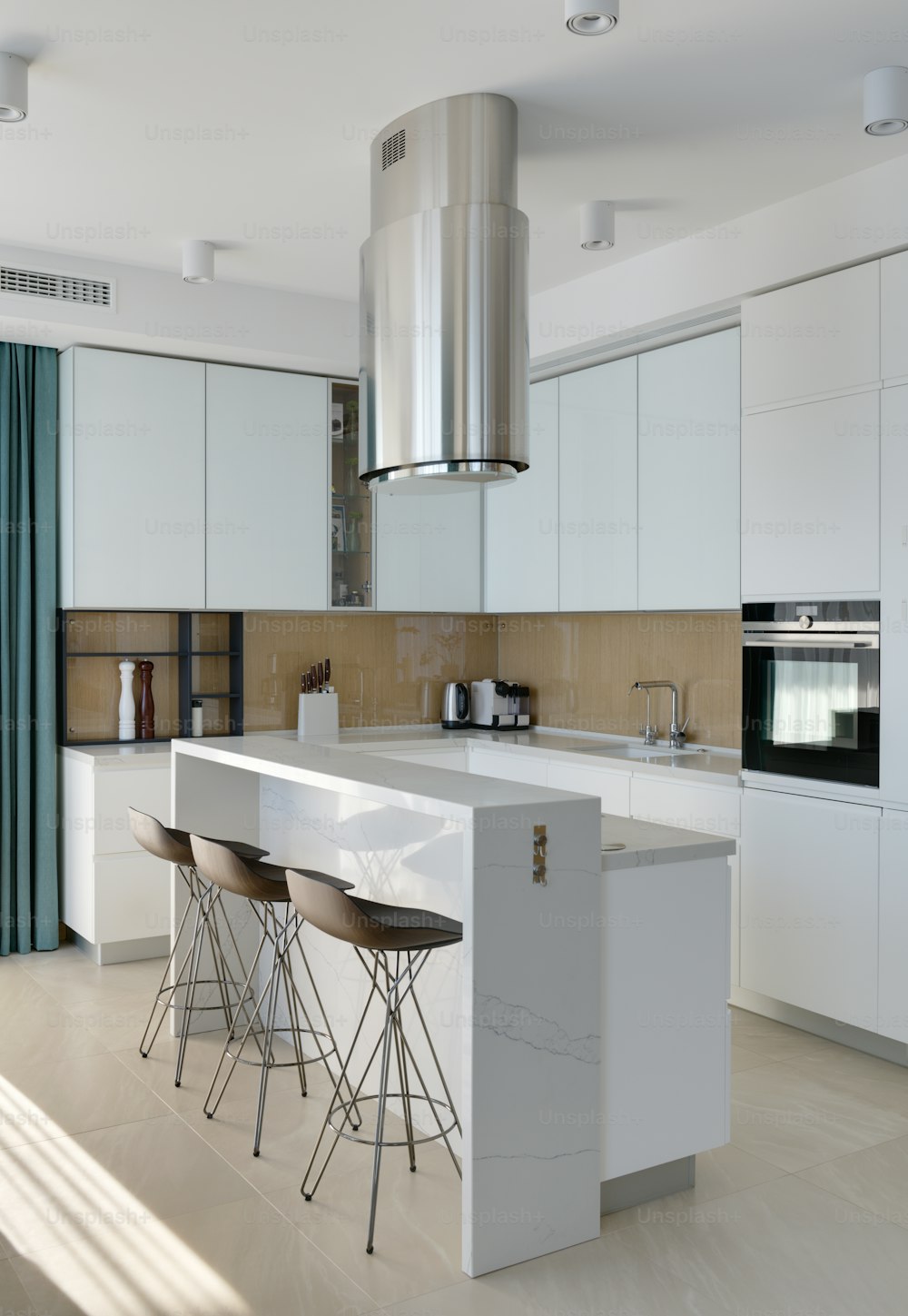 Una cucina con isola centrale con sgabelli foto – Architettura Immagine  gratuita su Unsplash