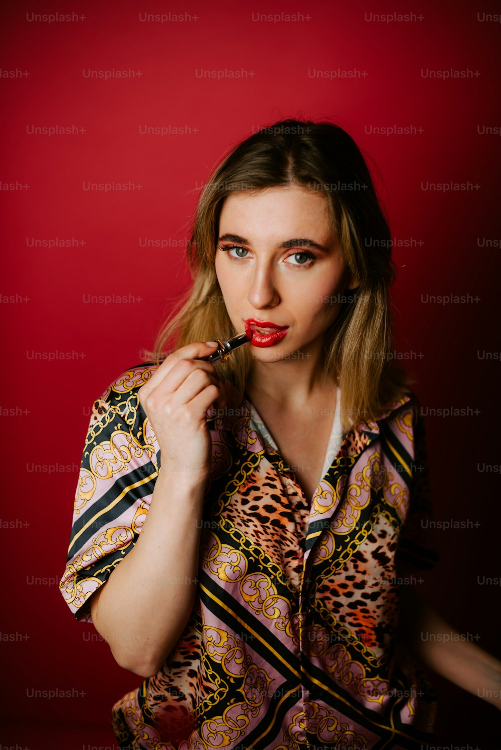 Eine Frau mit rotem Lippenstift posiert für ein Foto