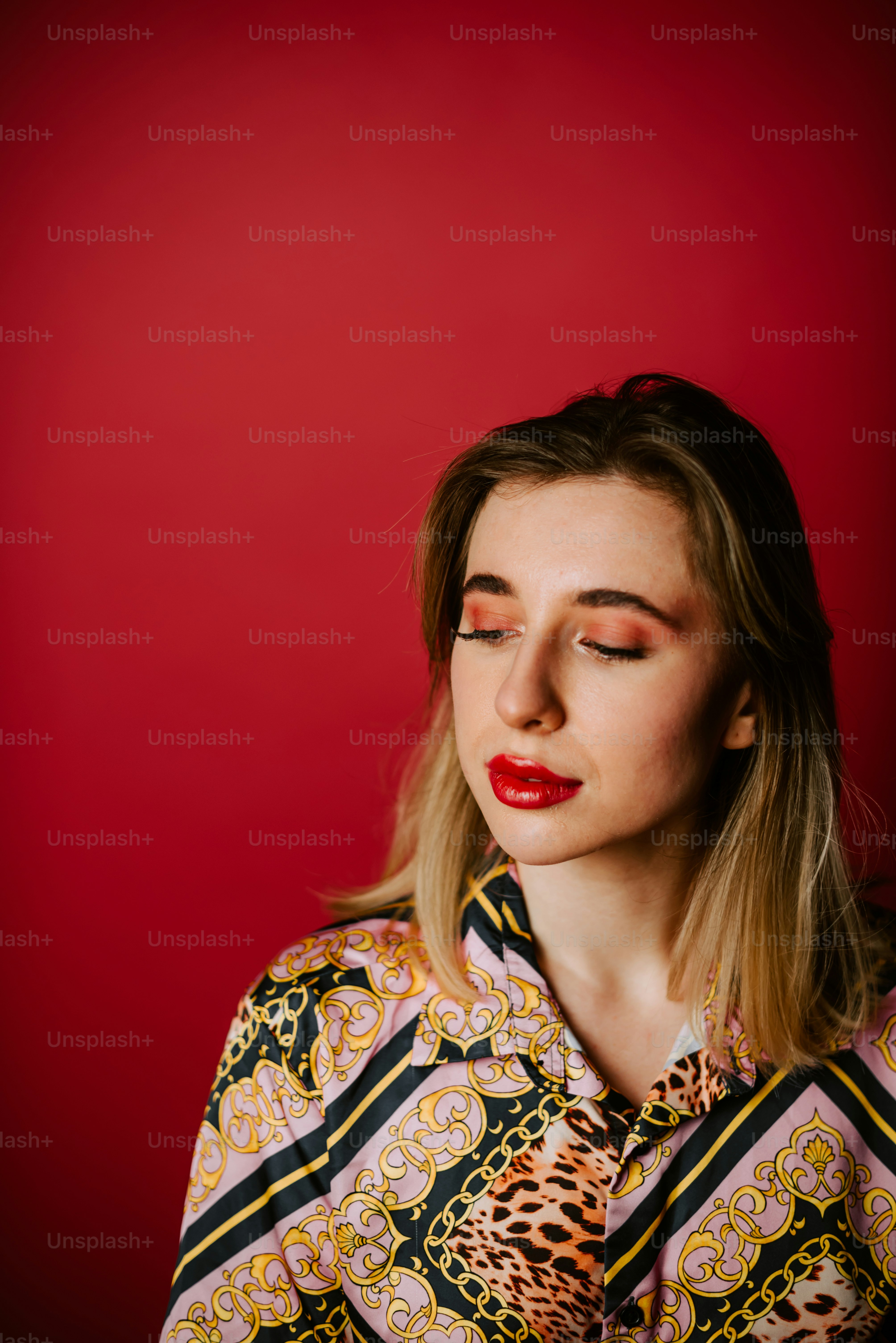 Eine Frau mit rotem Lippenstift und Hemd mit Leopardenprint