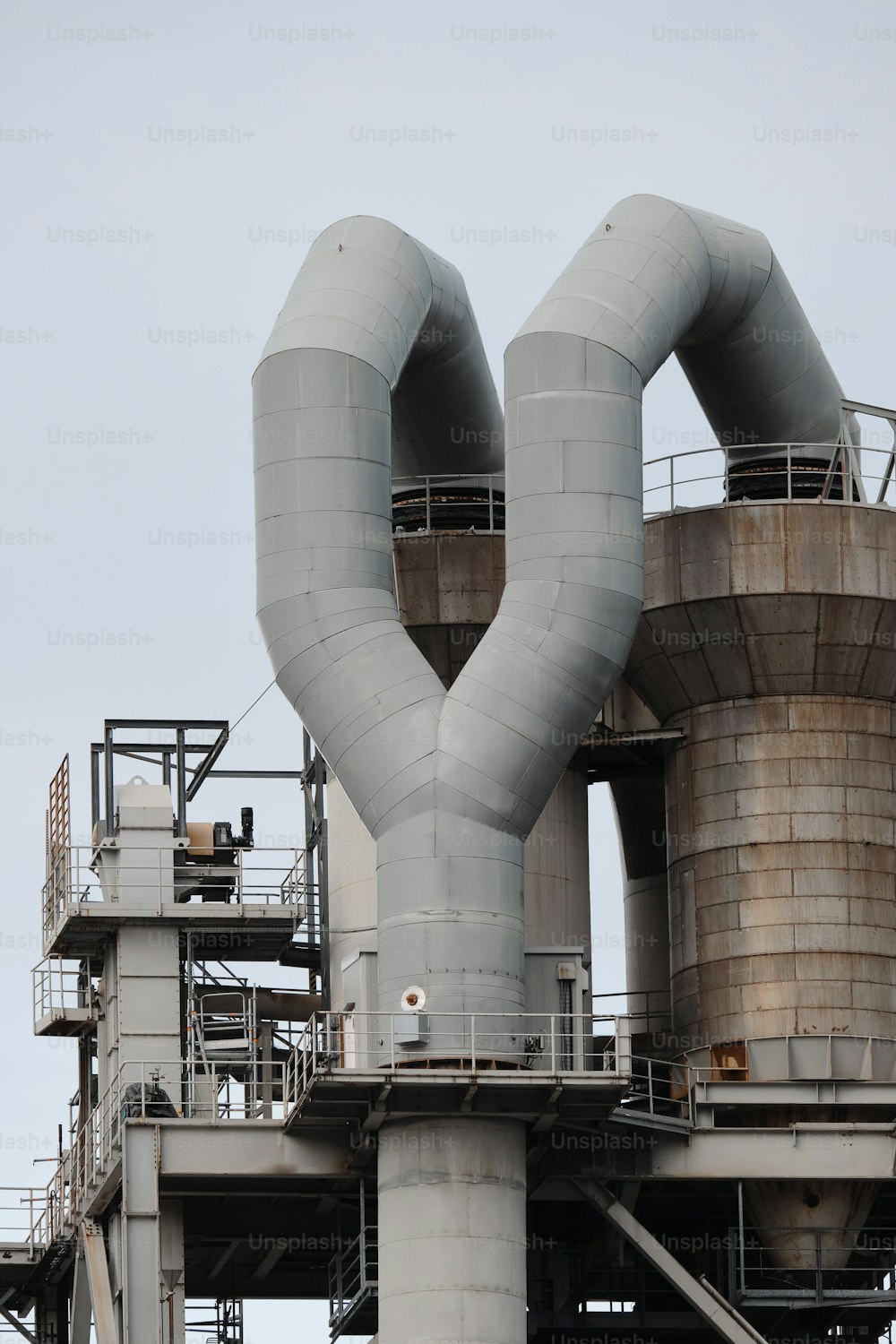 un grande edificio industriale con tubi e tubi sopra di esso