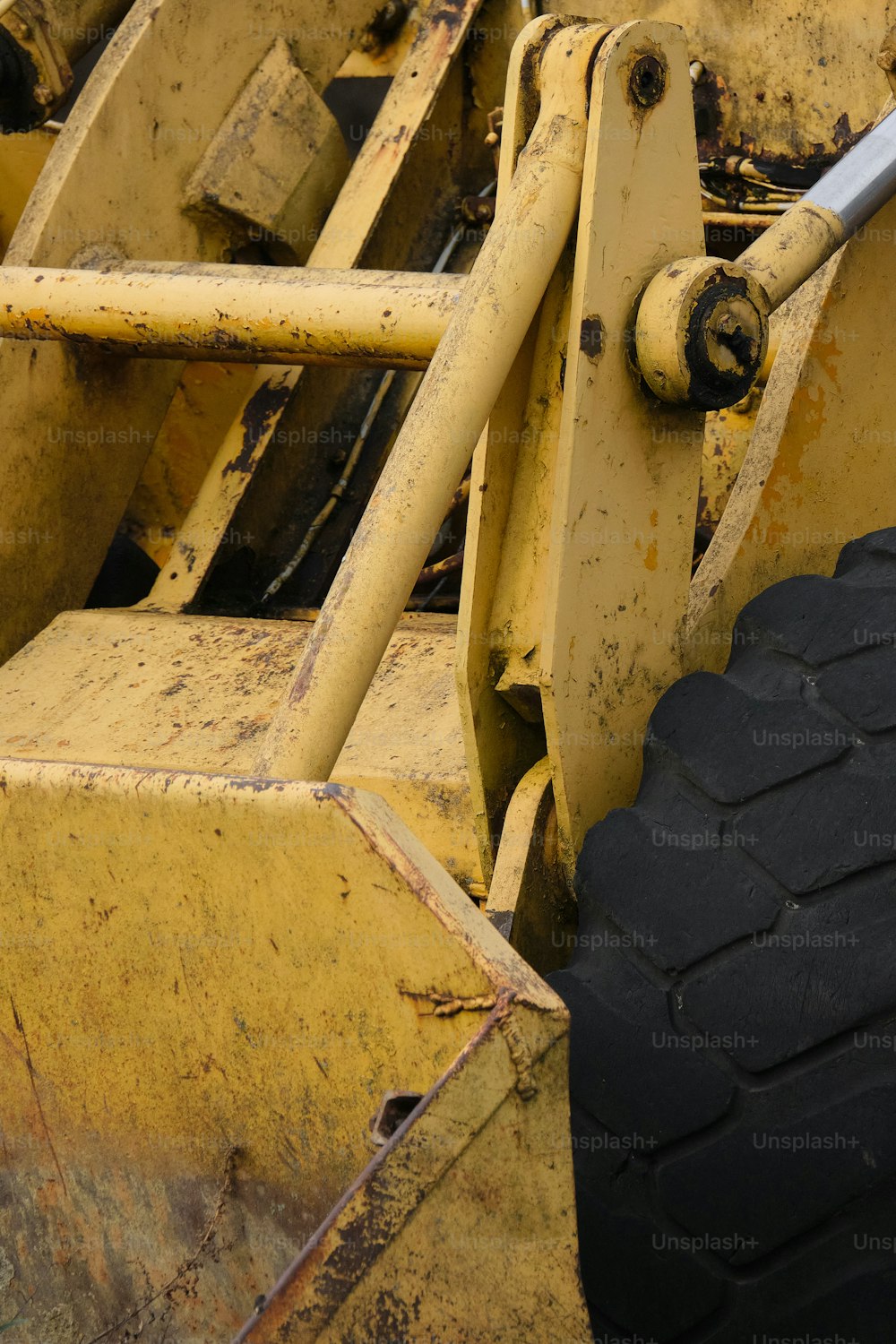 Nahaufnahme der Frontpartie eines Bulldozers