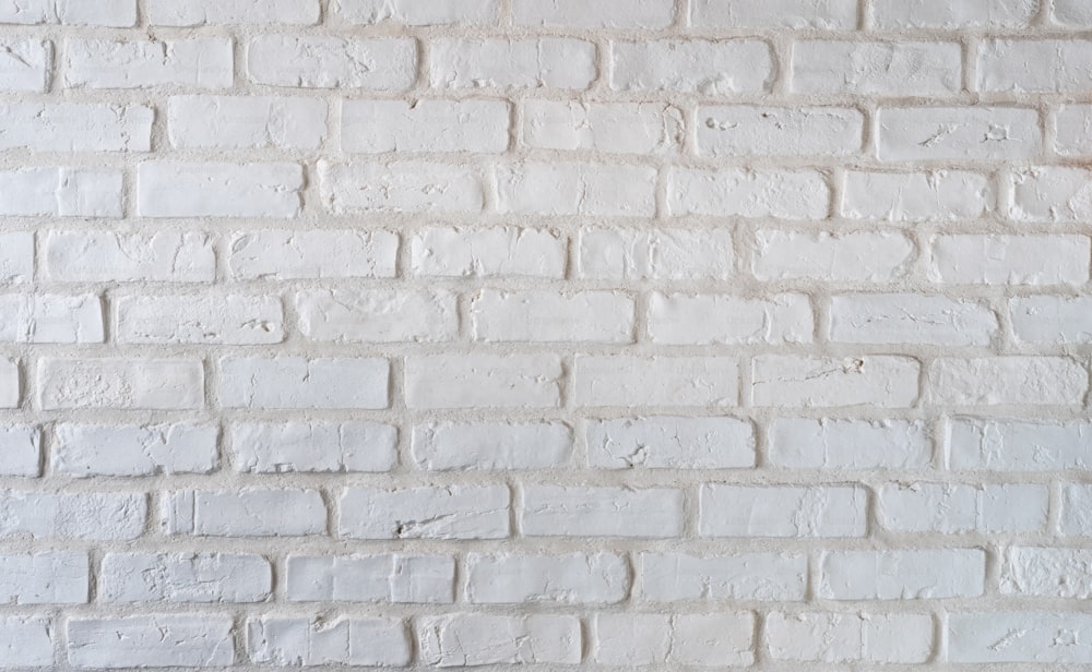 um close up de uma parede de tijolos brancos