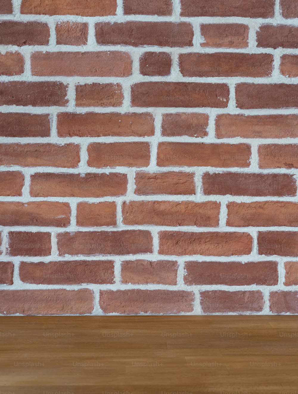 un mur de briques rouges avec une table en bois devant