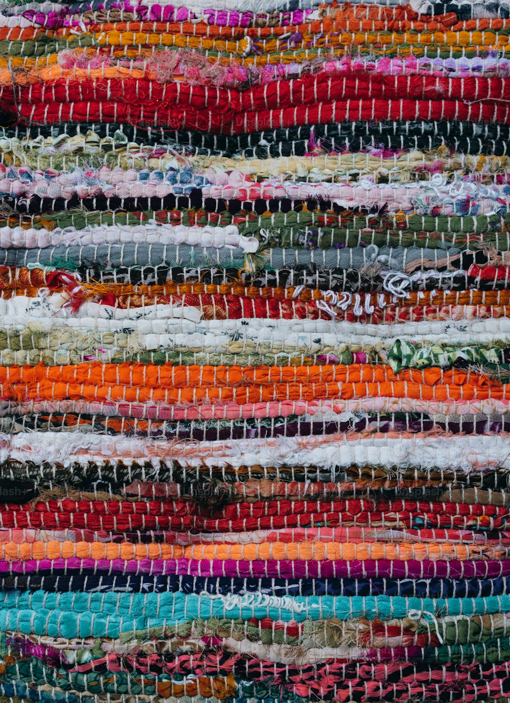 Gros plan d’un tapis multicolore