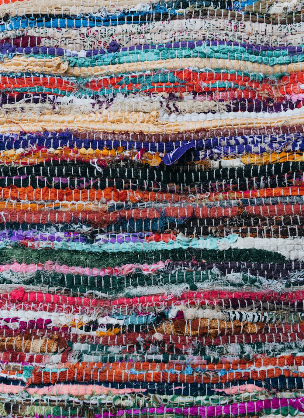 uma pilha de tecido multicolorido é mostrada