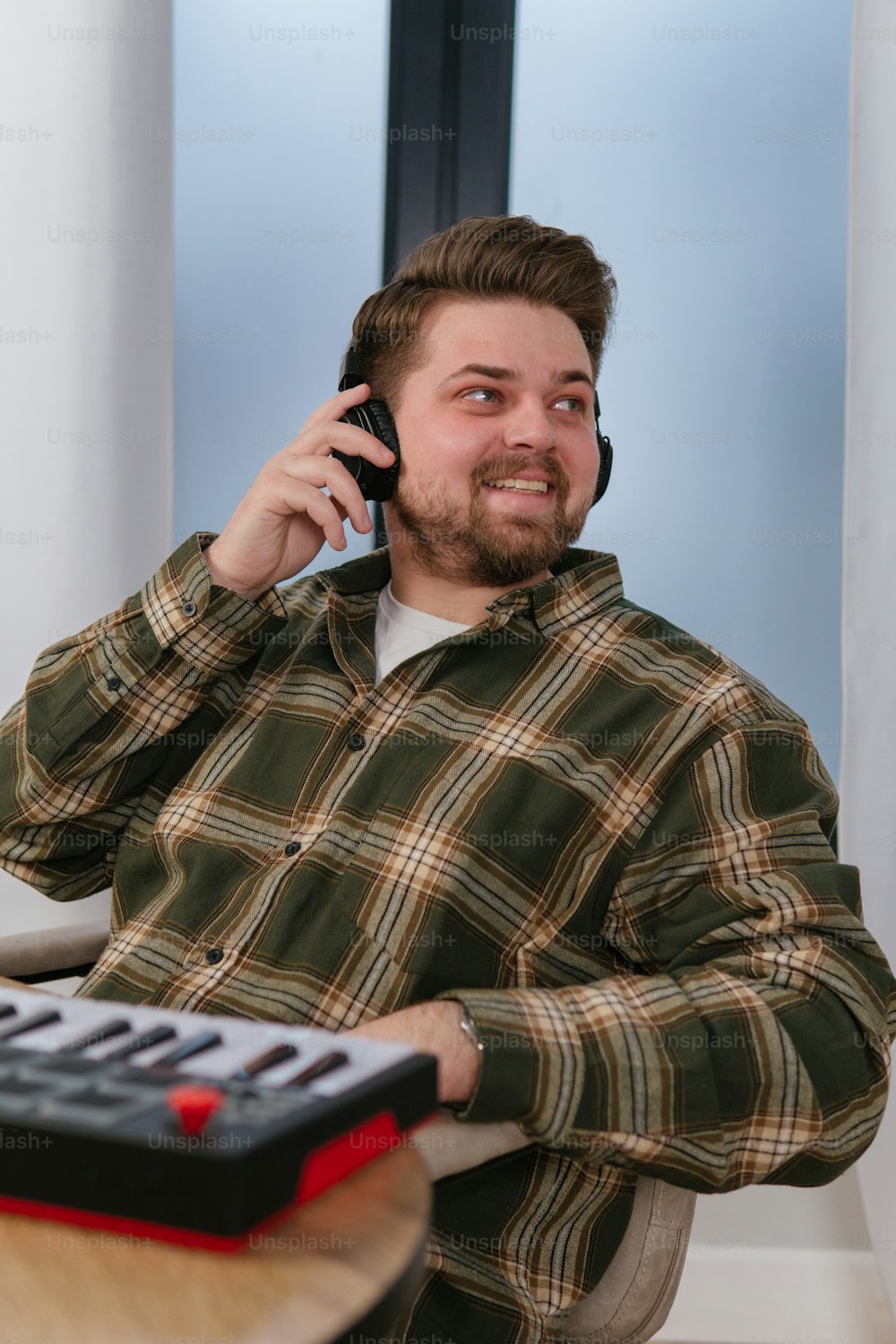 Un uomo seduto a una scrivania che parla al cellulare