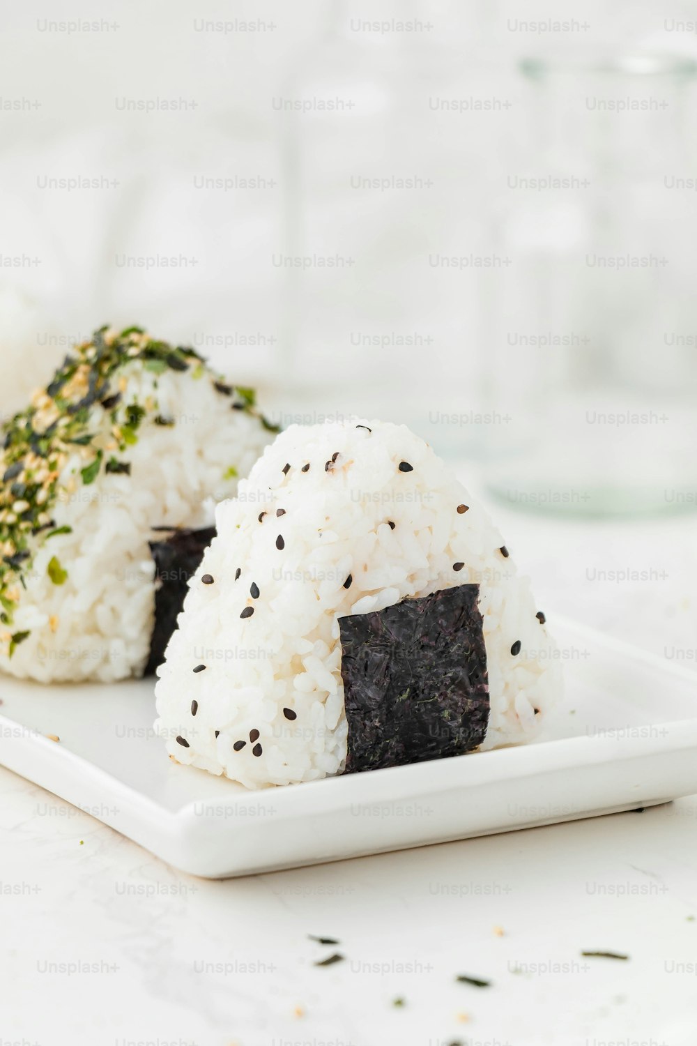 Due pezzi di sushi su un piatto bianco