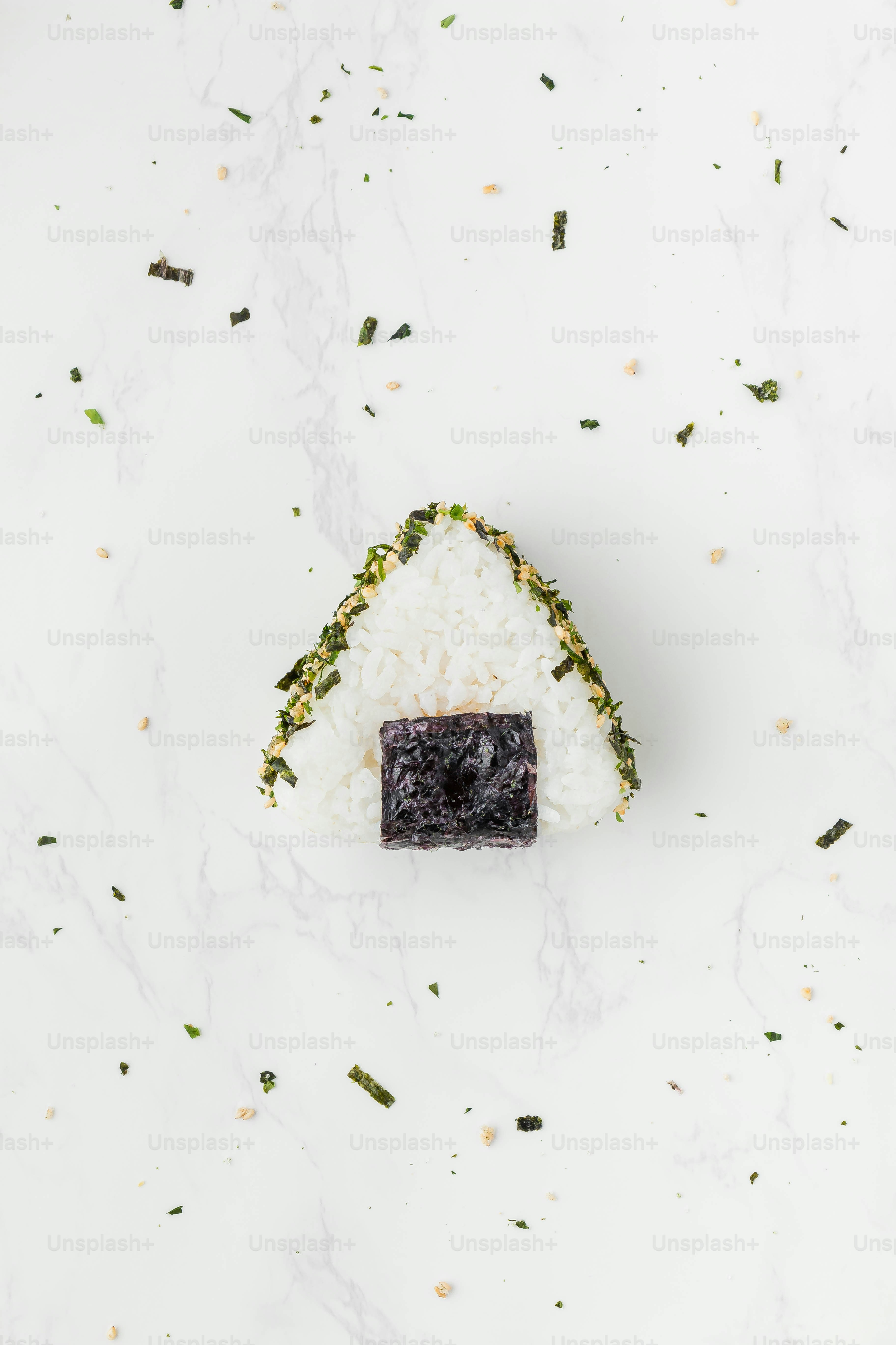 Un pedazo de comida sentado encima de una mesa blanca