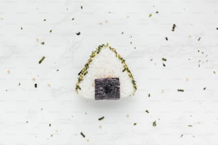 um pedaço de sushi sentado em cima do arroz
