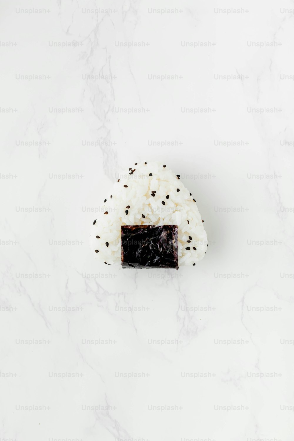 un morceau de sushi assis sur un comptoir blanc