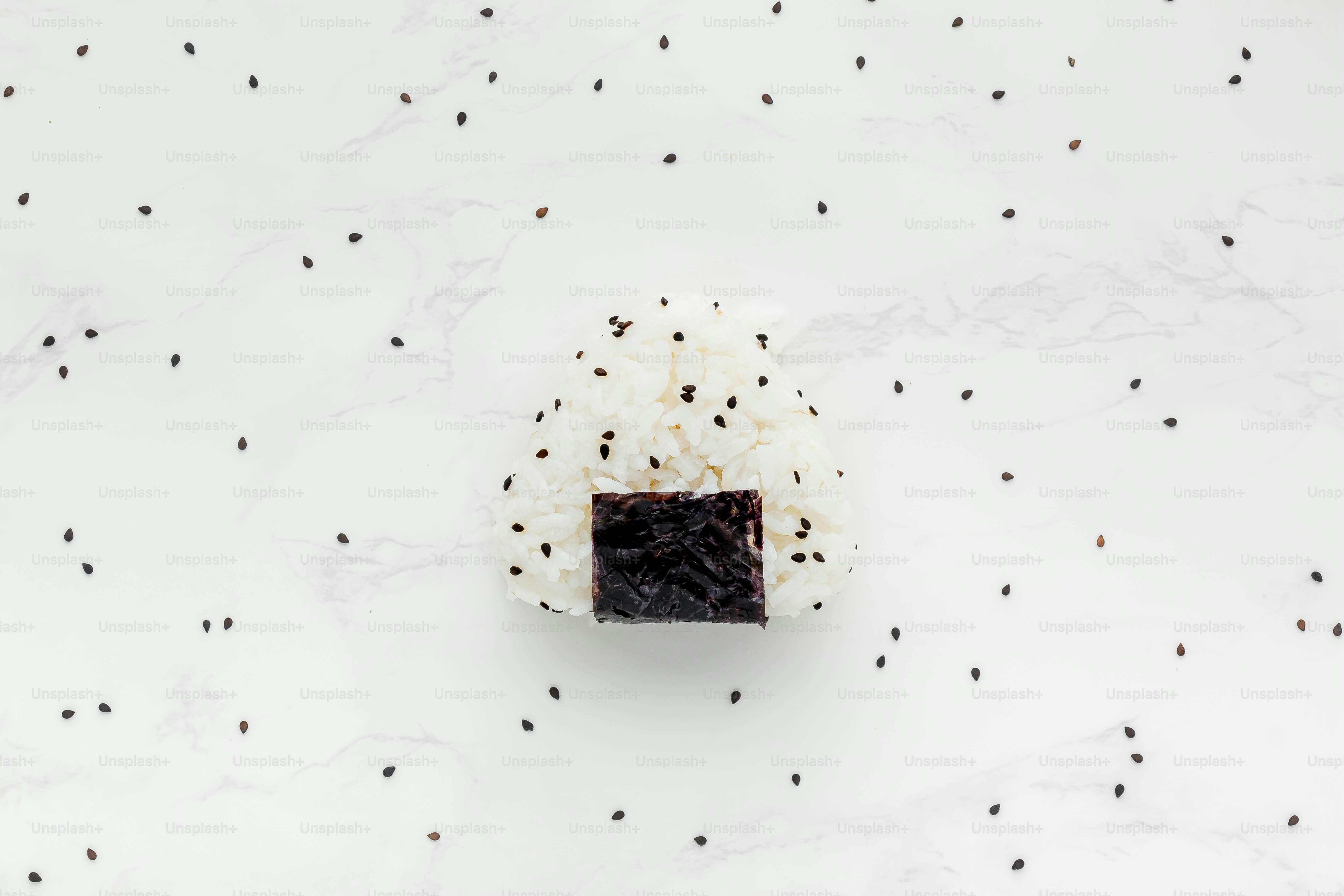 Un trozo de sushi sentado encima de una mesa blanca