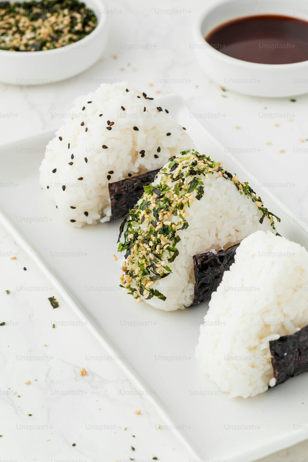 um prato branco coberto com sushi e arroz