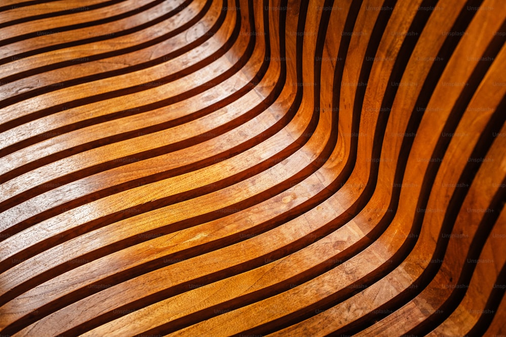 Una vista ravvicinata di una panchina di legno