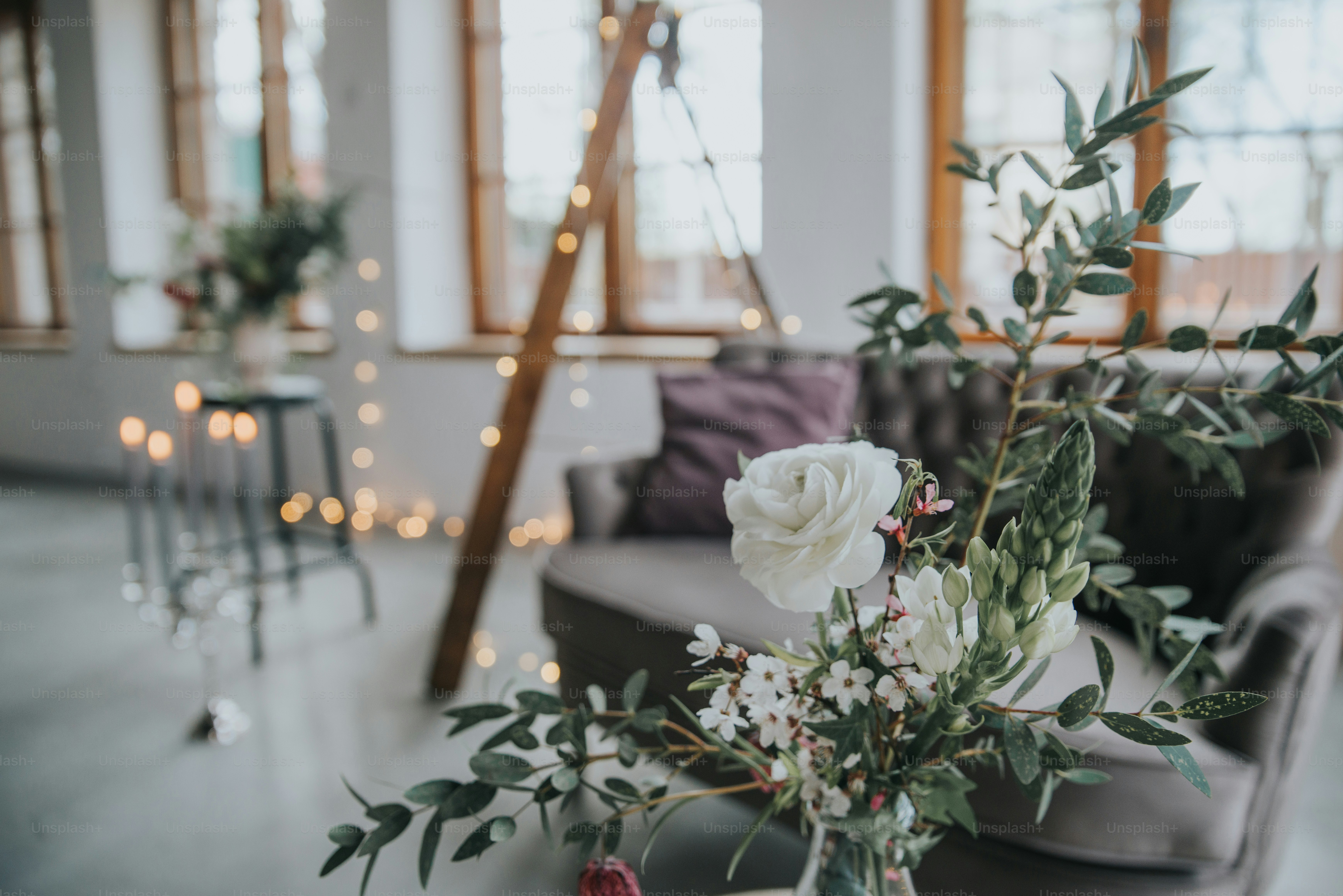 Eine Vase mit Blumen auf einem Tisch in einem Raum