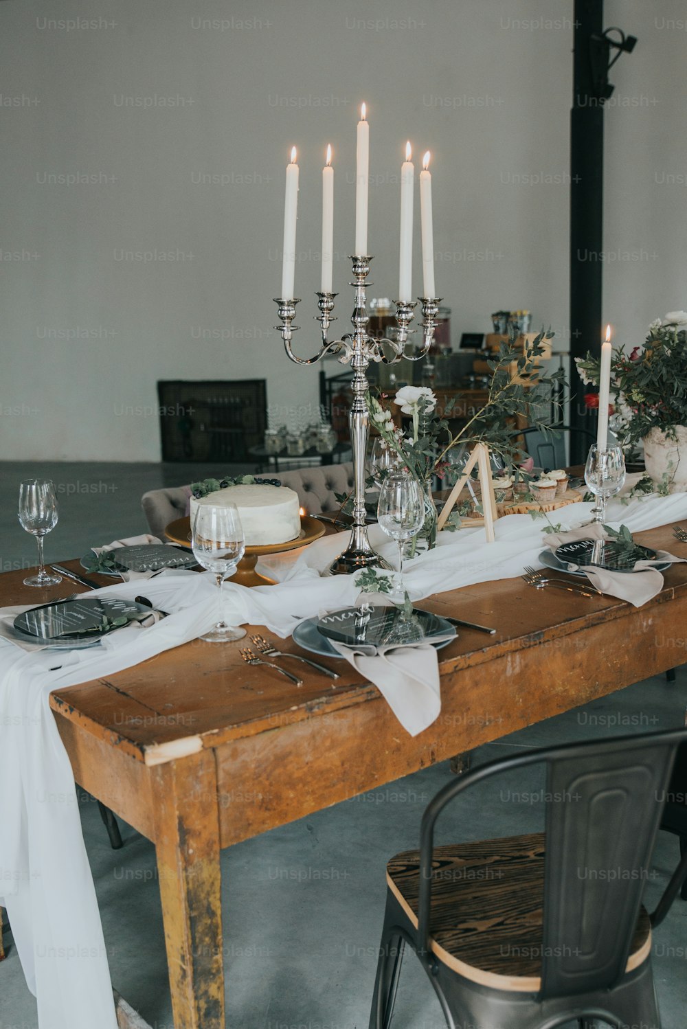 una mesa con un pastel y velas