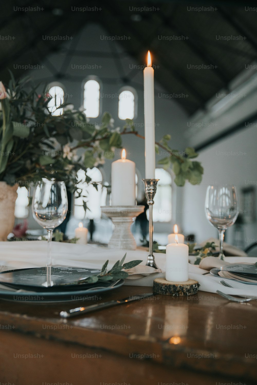 uma mesa posta com uma vela e pratos