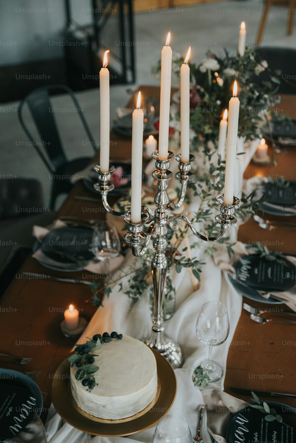ein Tisch mit einem Kuchen und Kerzen darauf