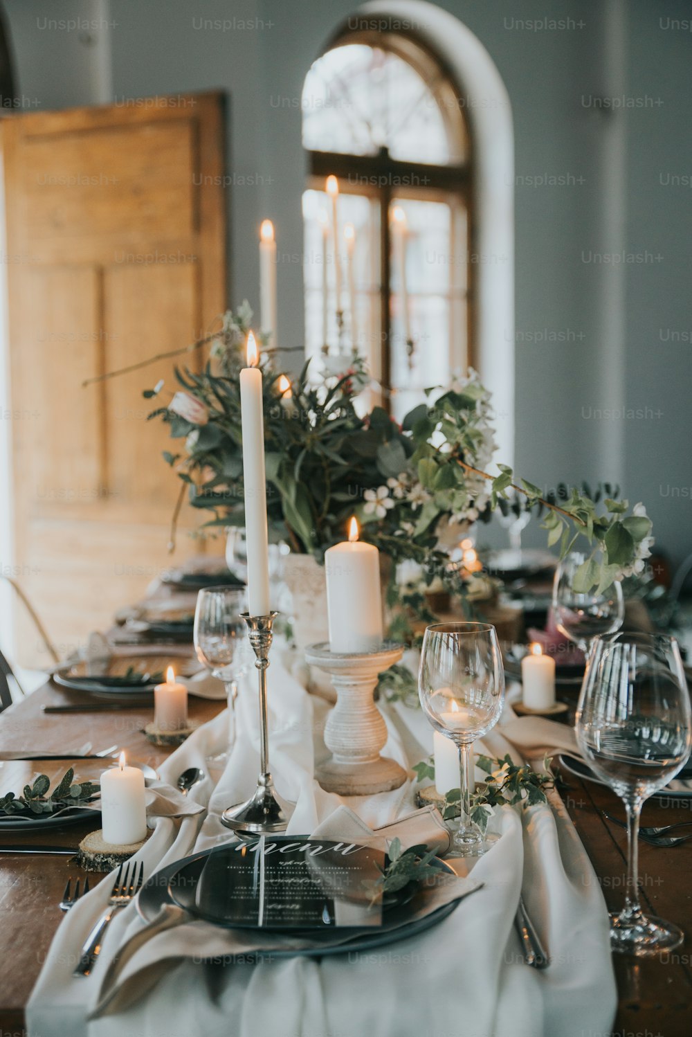 una mesa de comedor con velas y flores