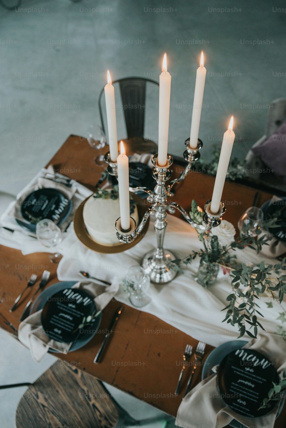 una mesa cubierta con velas y platos de comida
