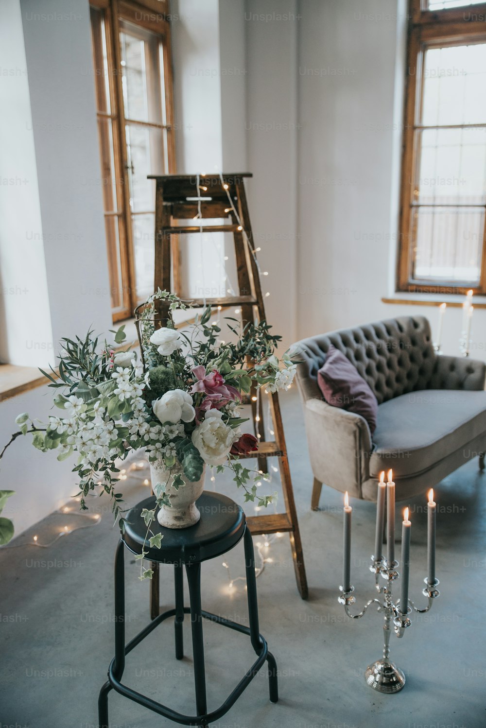 ein Stuhl und ein Tisch mit Blumen und Kerzen