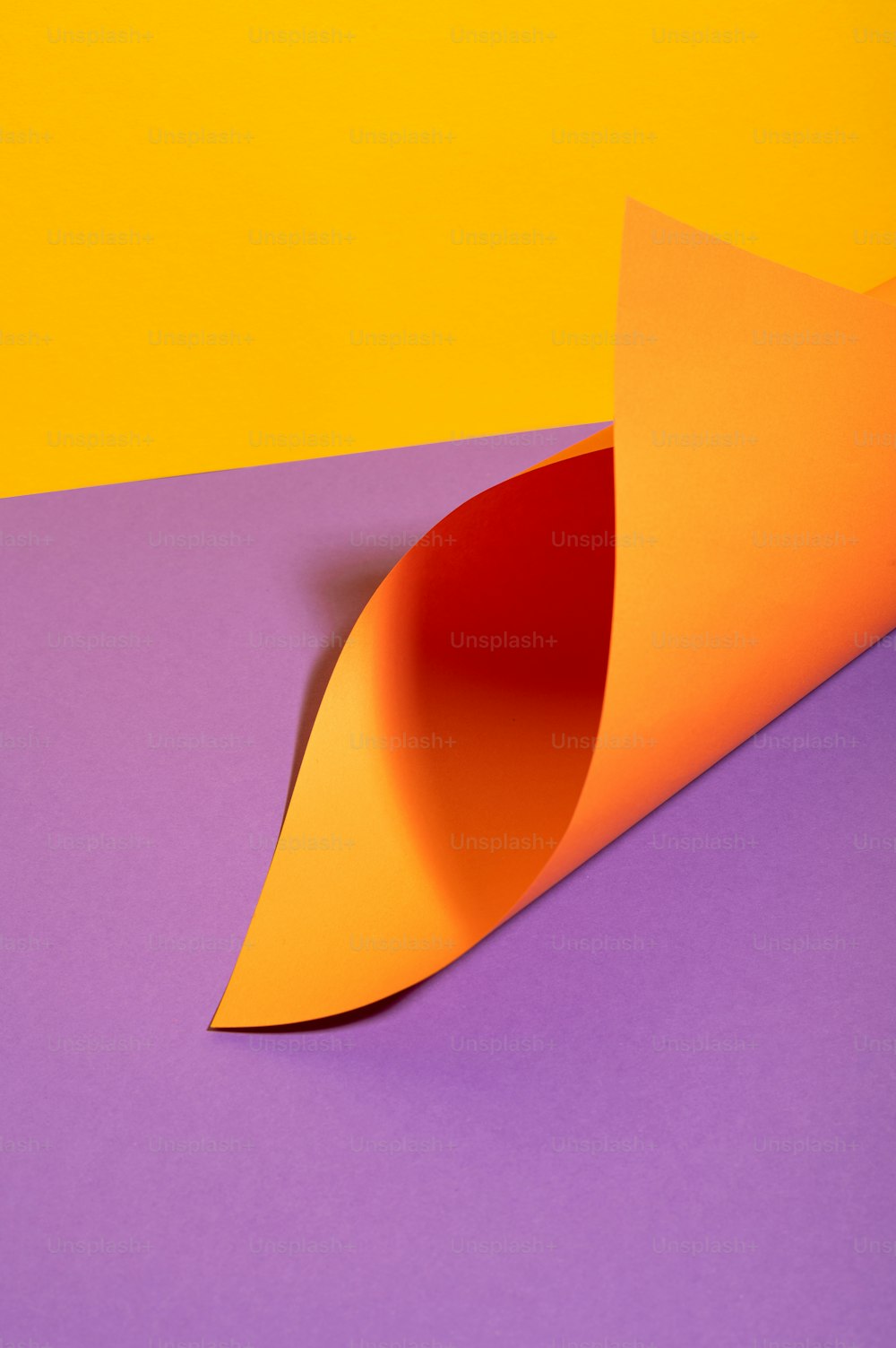 Un primer plano de un pedazo de papel naranja