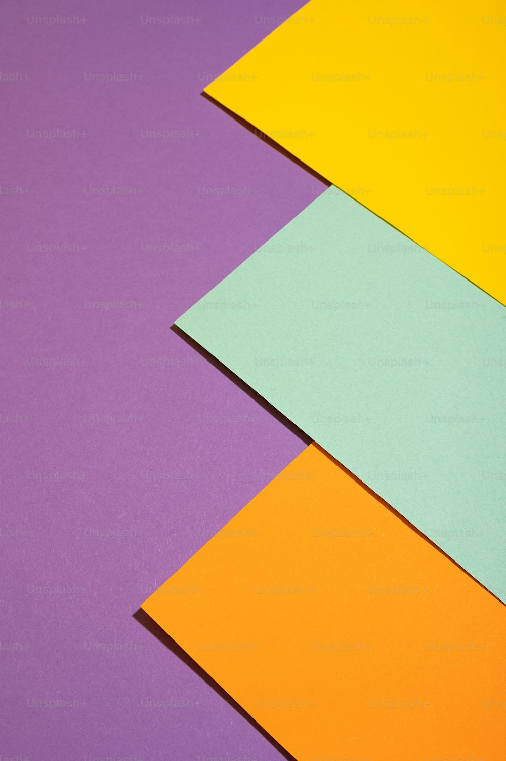 un tas de papiers de différentes couleurs superposés les uns sur les autres