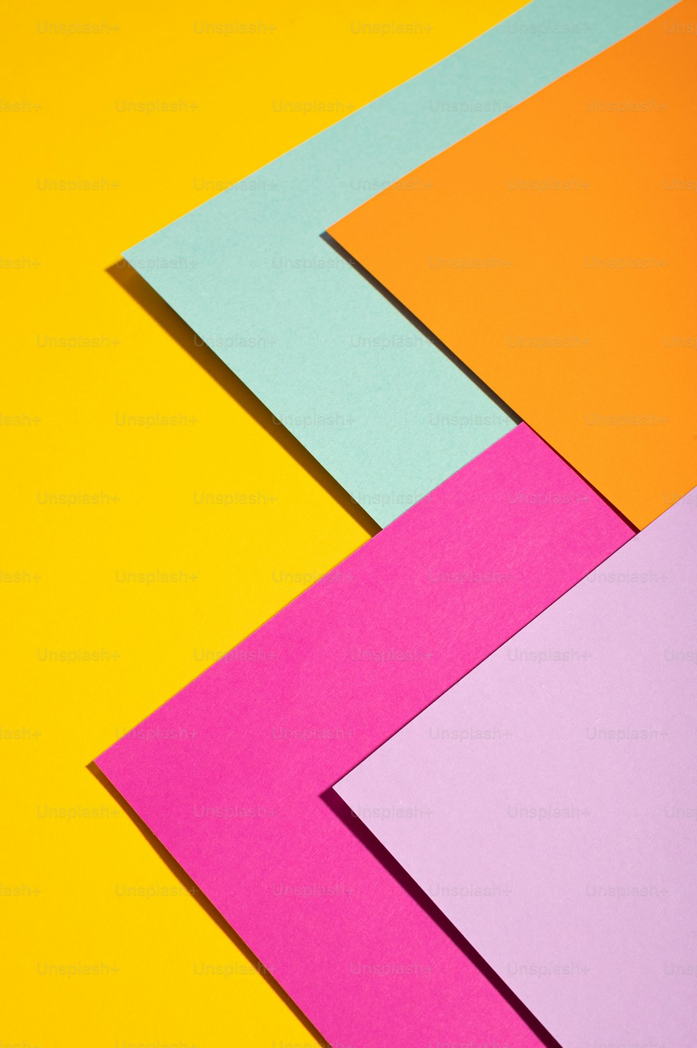 un mucchio di carte colorate diverse adagiate una sopra l'altra