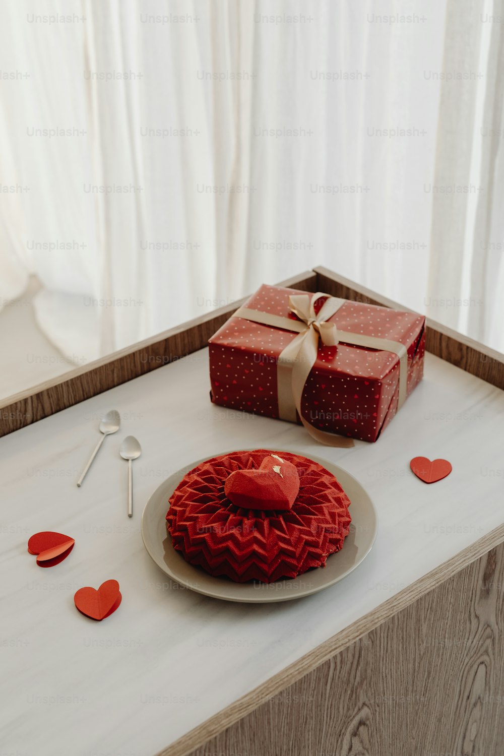 um bolo em forma de coração sentado em cima de uma mesa