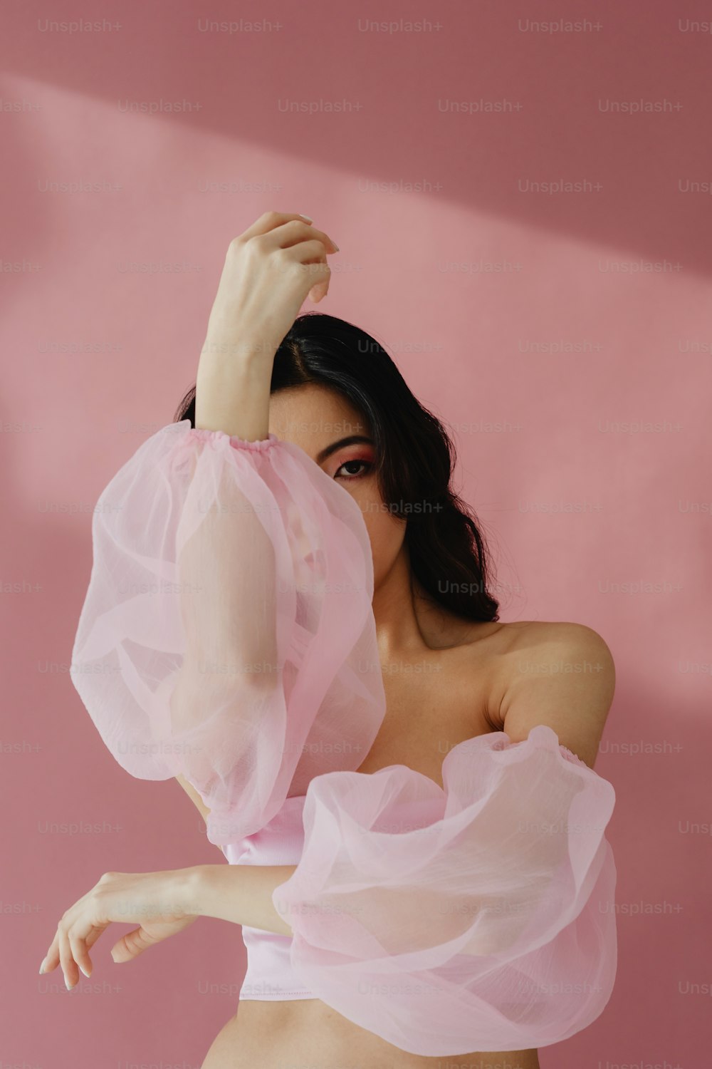 uma mulher em um vestido rosa posando para uma foto