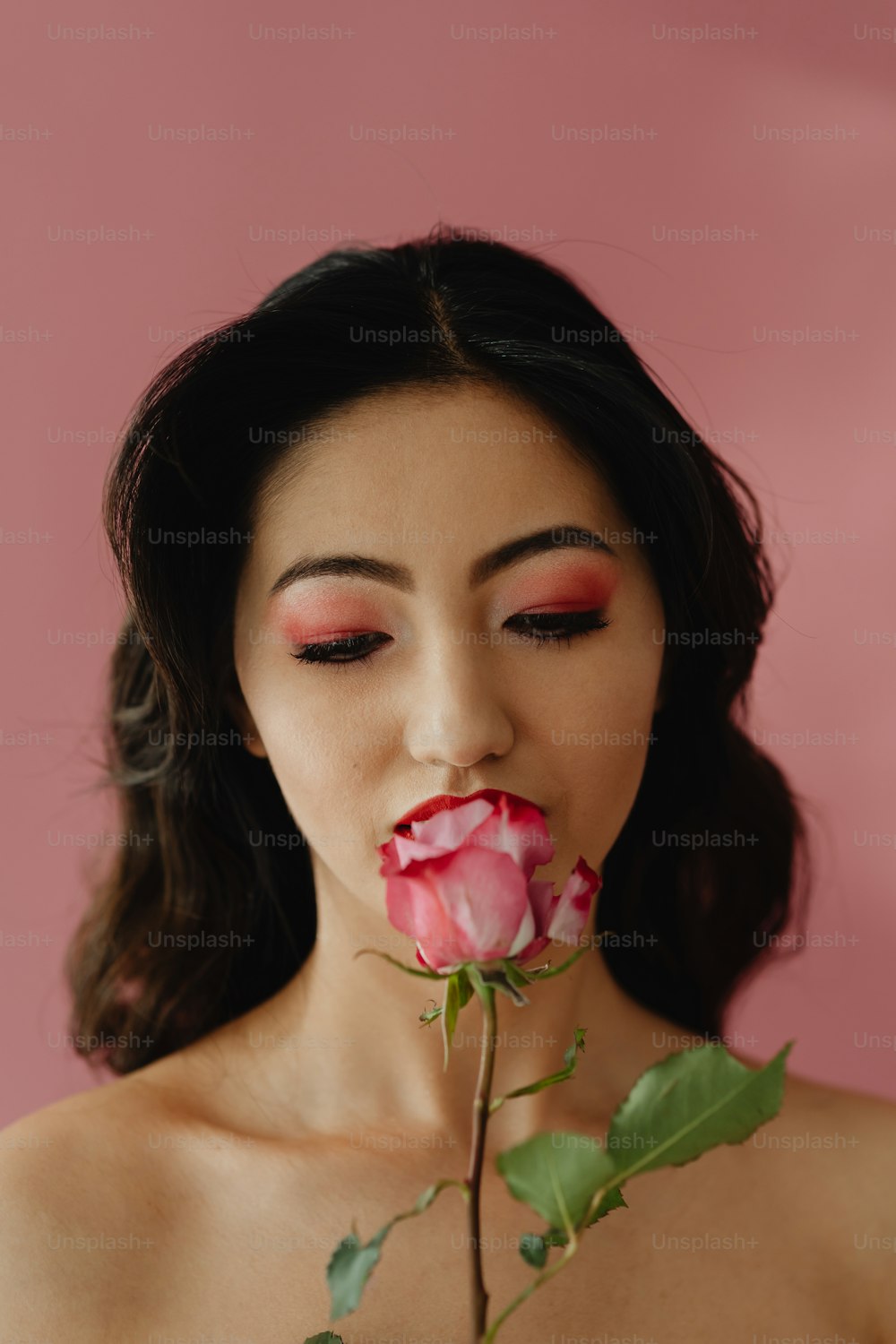 Una mujer con una rosa en la boca