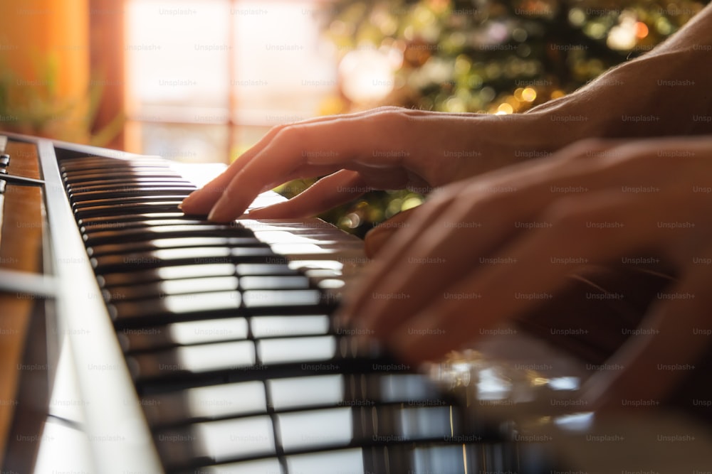 um close up de uma pessoa tocando um piano
