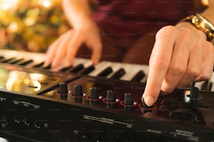 um close up de uma pessoa tocando um instrumento musical