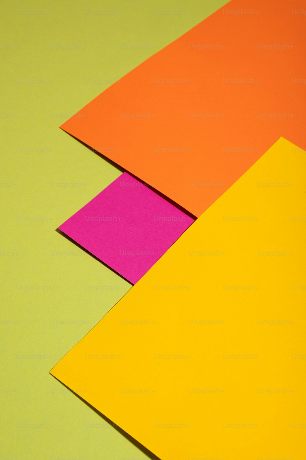 Un primer plano de tres papeles de diferentes colores