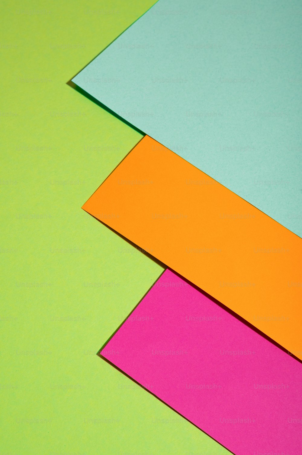 Una pila de papeles de diferentes colores sentados uno encima del otro