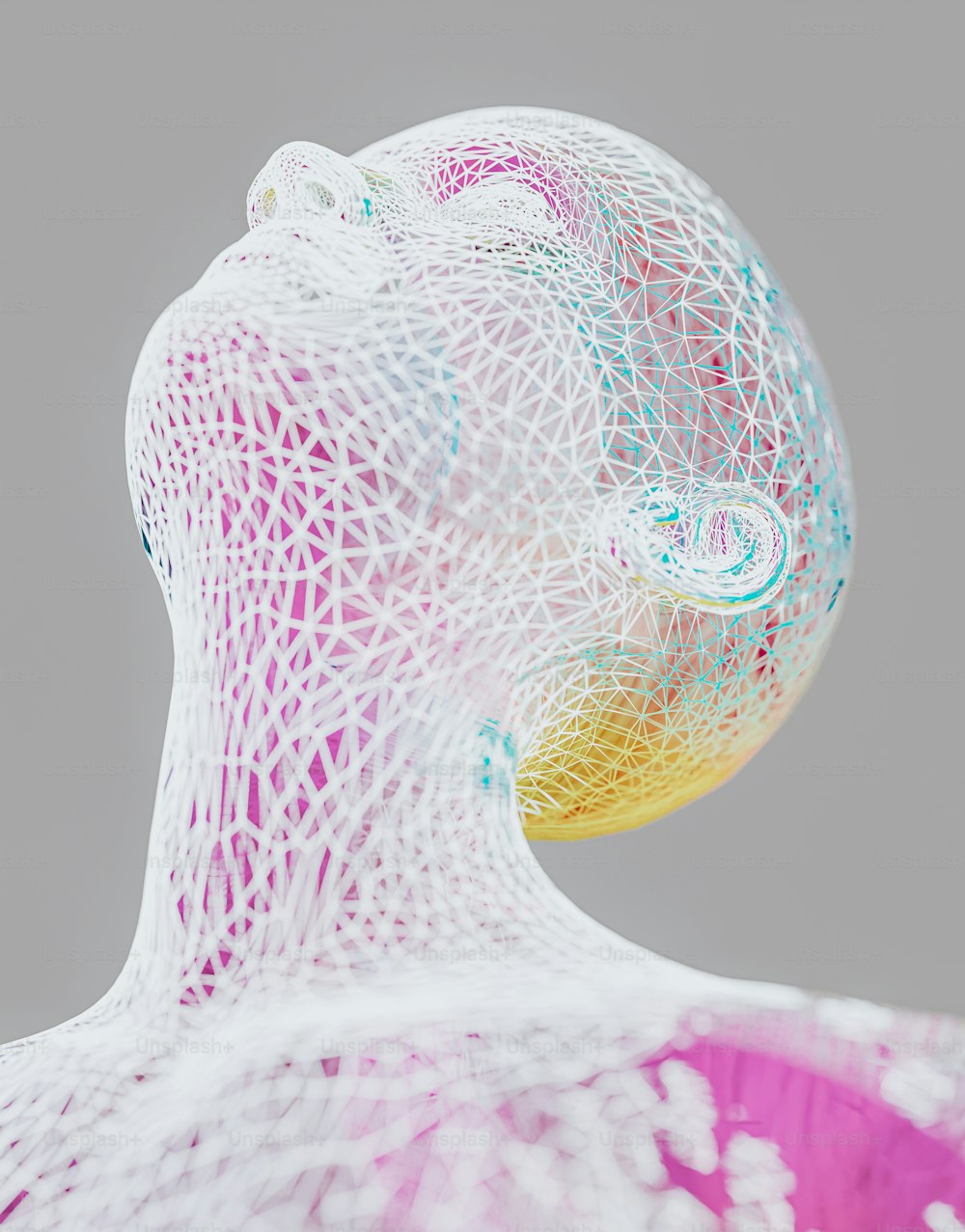 Una scultura di una testa di donna fatta di rete