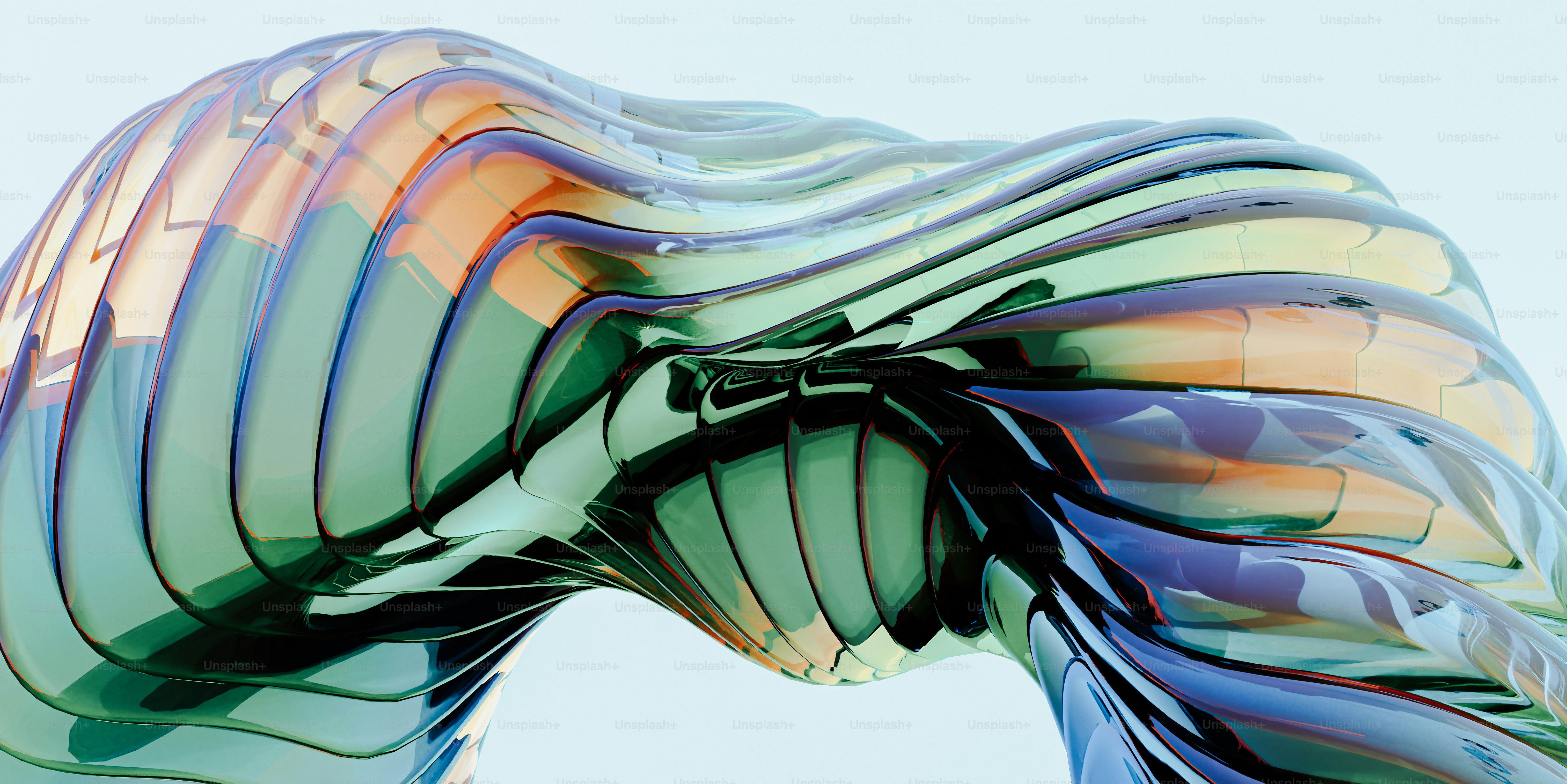 Una grande scultura colorata è mostrata contro un cielo blu