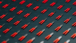 Un grupo de tijeras rojas y negras sobre una superficie negra
