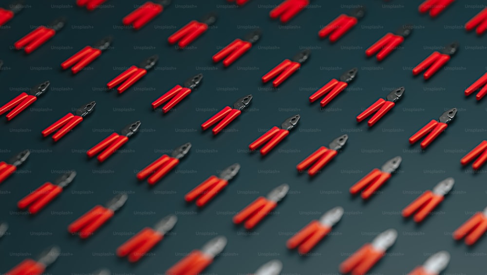un gruppo di forbici rosse e nere su una superficie nera