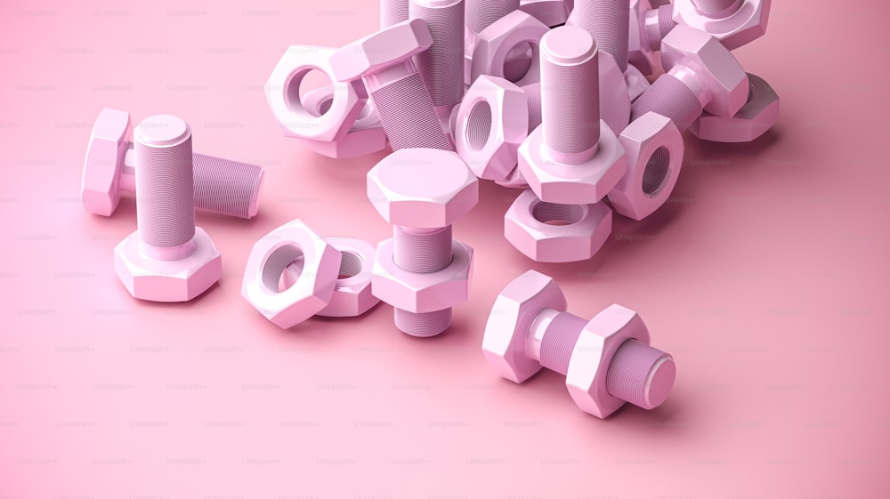 uma pilha de objetos de plástico cor-de-rosa em um fundo rosa