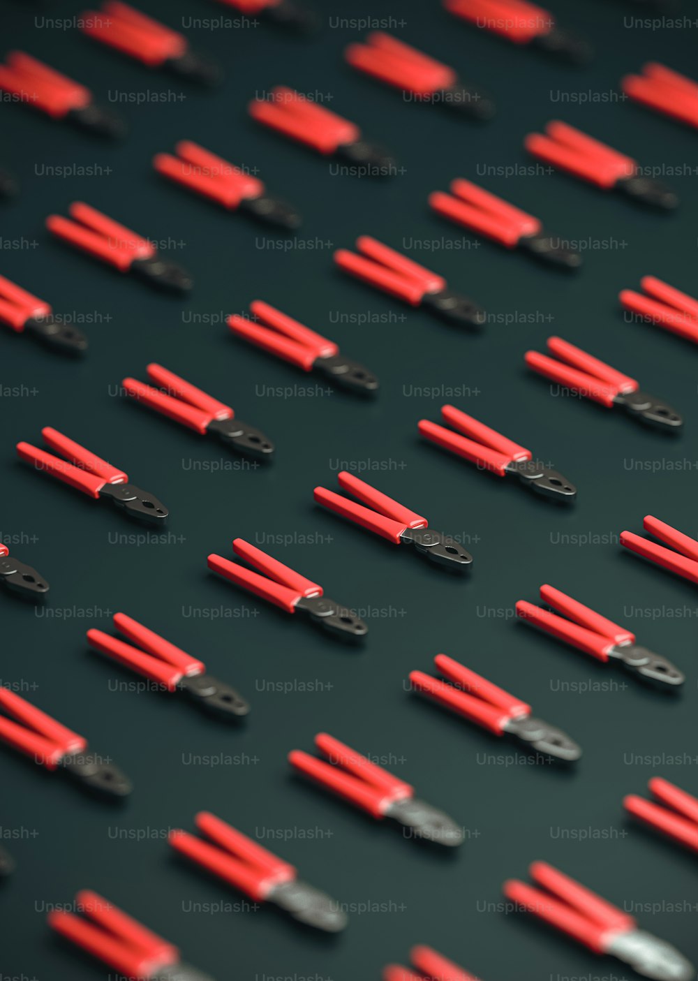 Un grupo de clips rojos y negros sobre una superficie negra