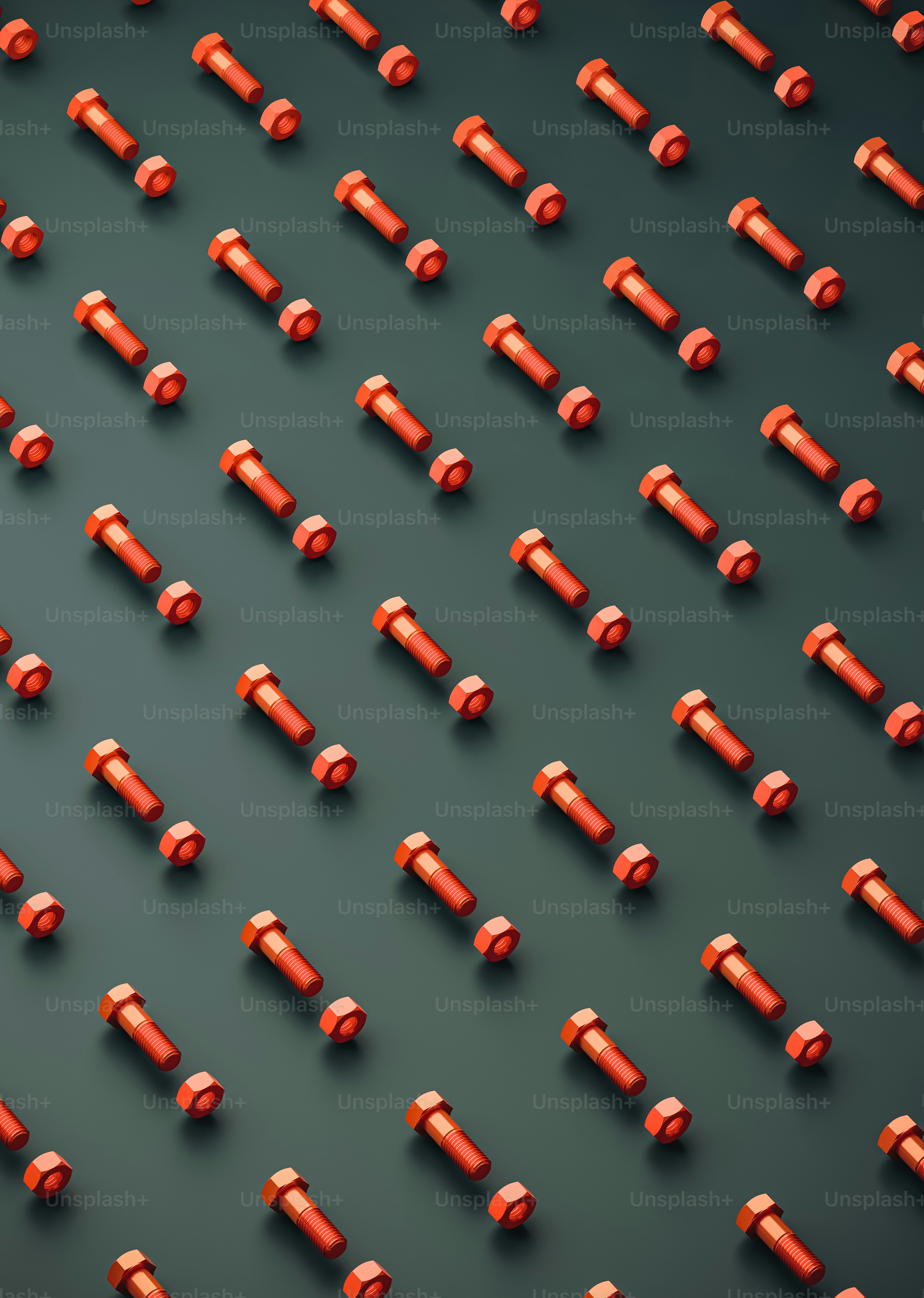 um grande grupo de objetos vermelhos em uma superfície verde