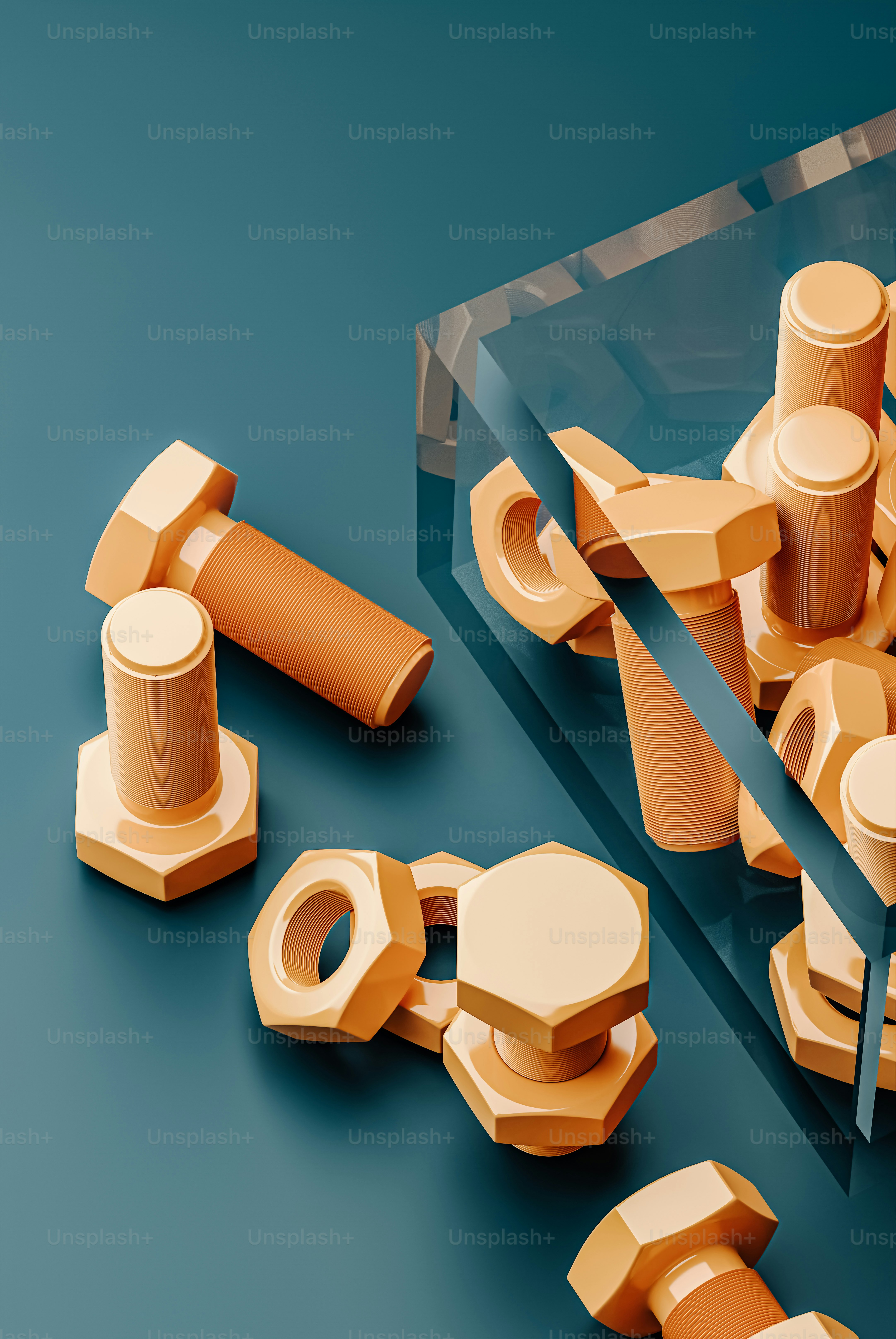 eine Gruppe von Holzobjekten, die auf einem Tisch sitzen